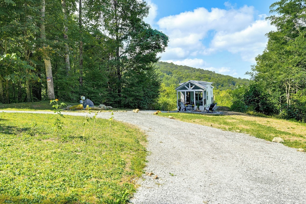 Franklin Cottage: Deck w/ Blue Ridge Mtn Views!