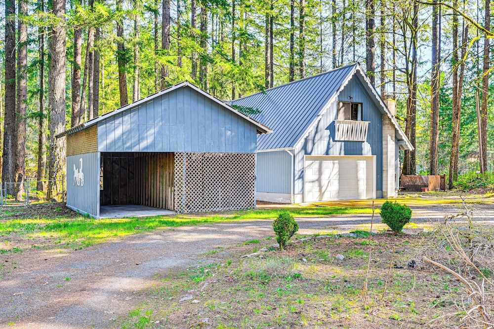 Game Room & Fire Pit: Family Cabin in Packwood!