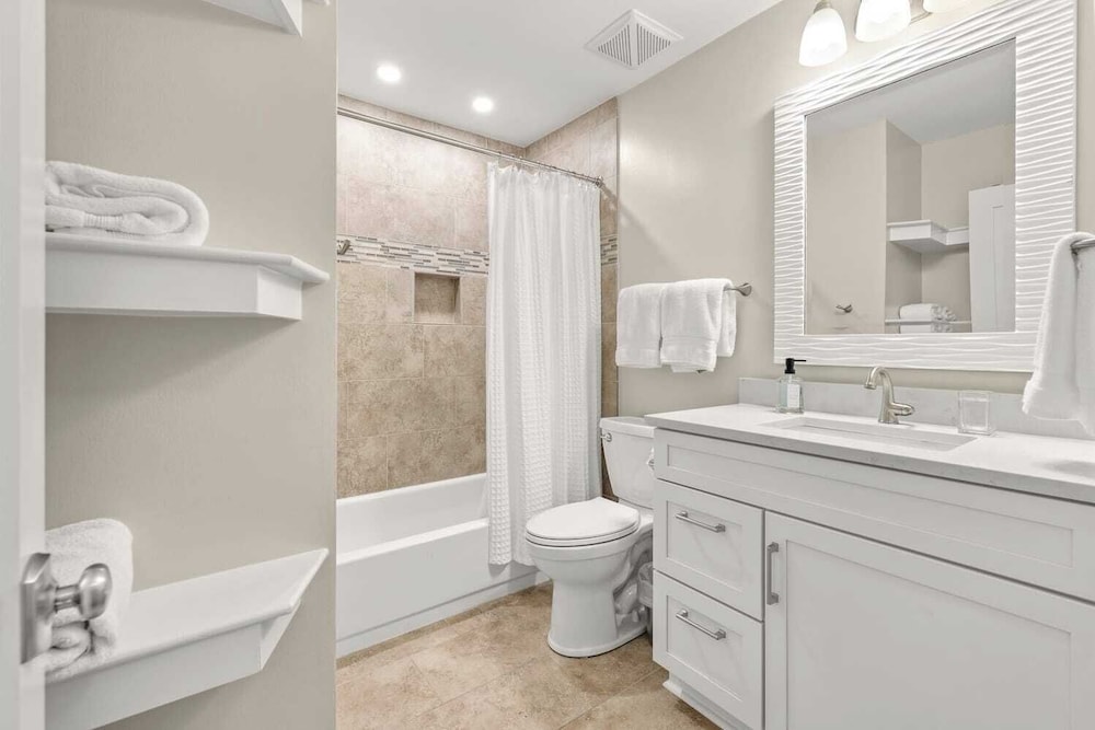Steps to Beach & Pool Screened Porch Pelican Bay 45 at Wild Dunes Resort