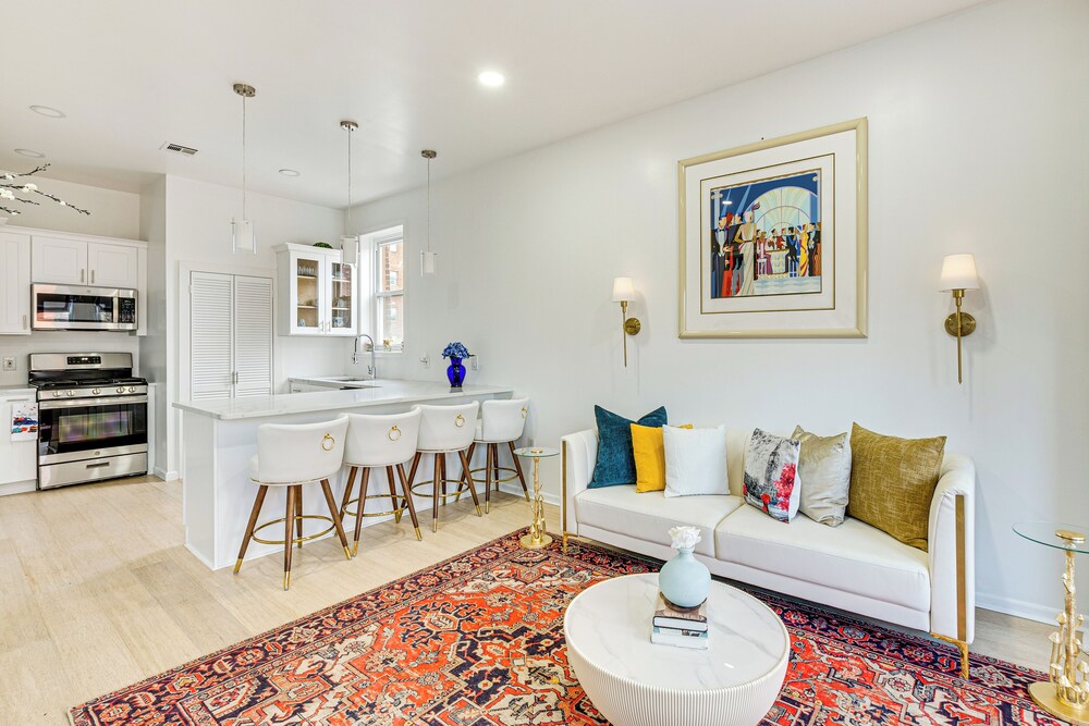 1 Mi to Prudential Center: Remote Work-ready Apt
