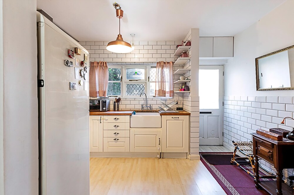 Stylish & Spacious 3-bed Home in Vibrant Bow