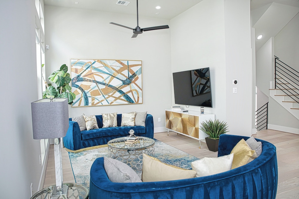 Luxury 3BD Rooftop Home in Dwtwn HTX. - Image 5