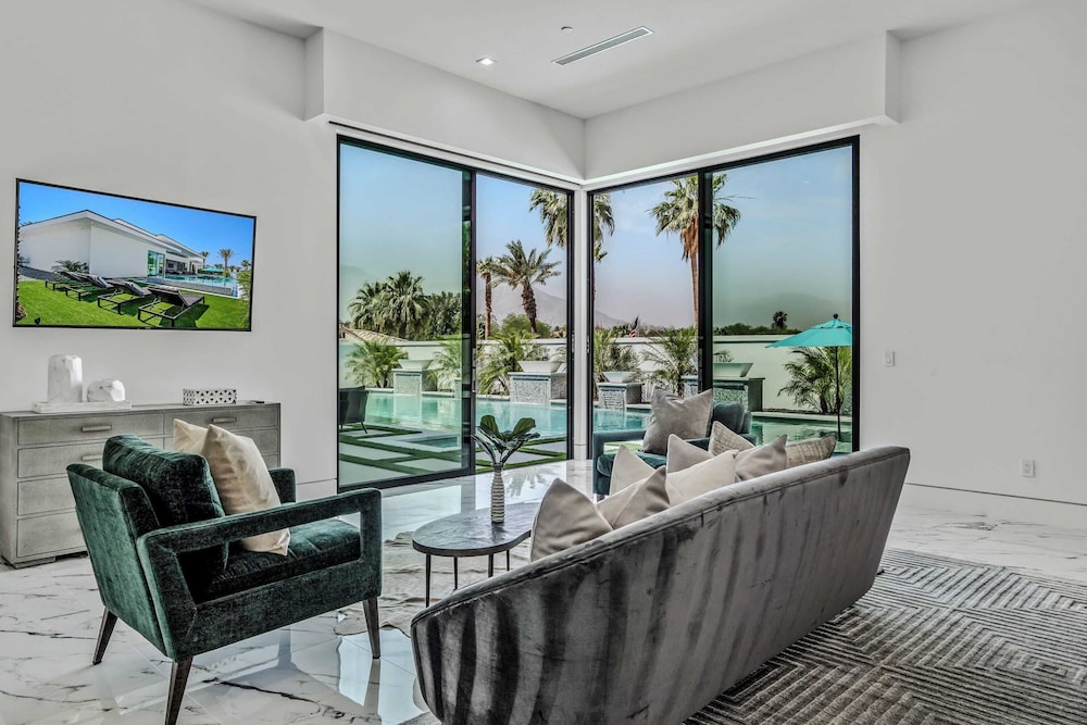 Sleeps 31 2 Luxury Villas w/ Pool + Spa, Putting Green Bravo by Avantstay