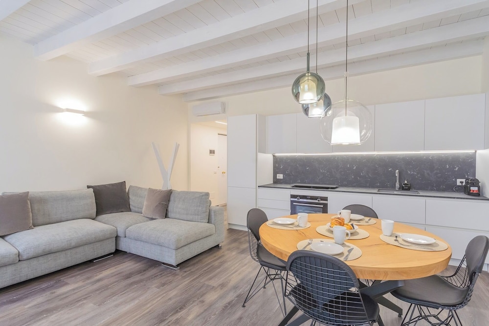 Modern & Stylish Apartment in Como City by Rent all Como