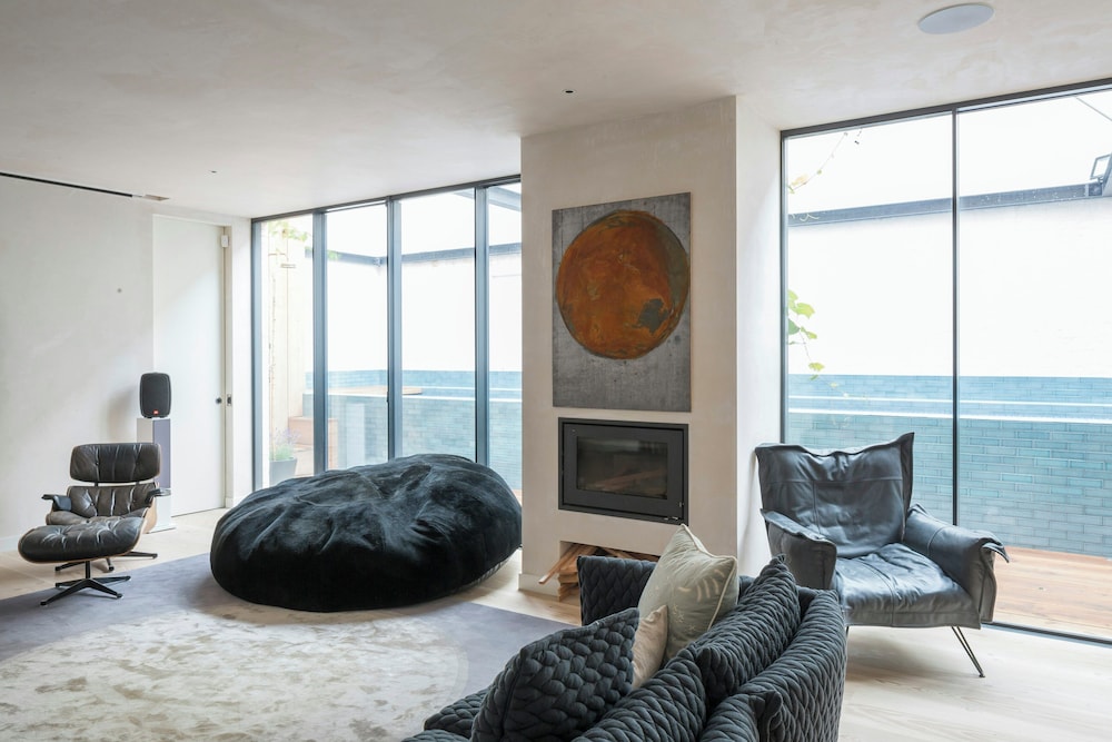 Blythe Road by Onefinestay