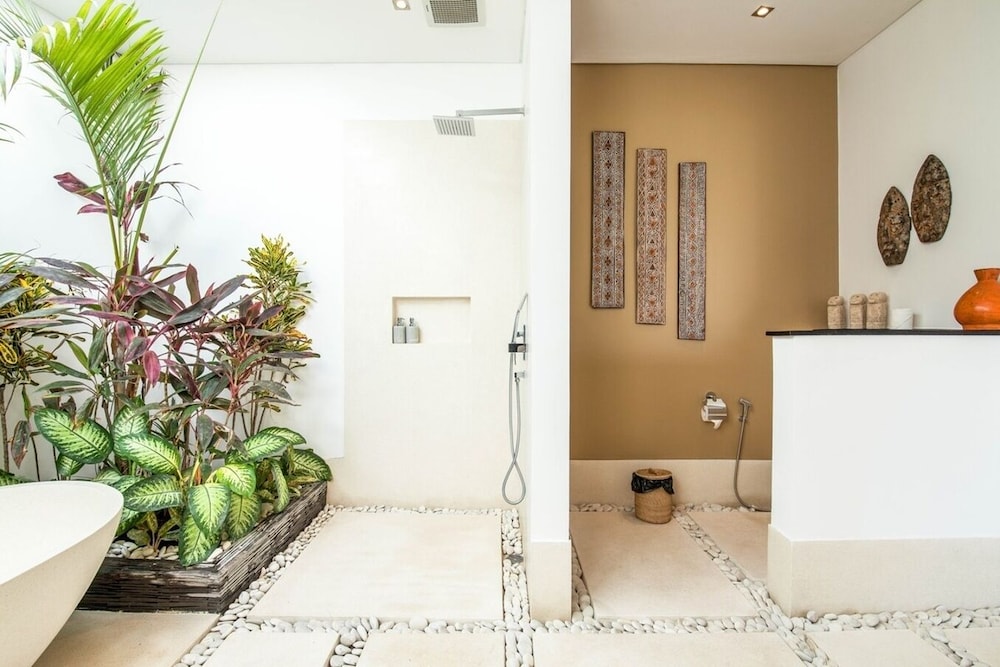 Splendid 6BR Villa, Just 400m to the Shoreline