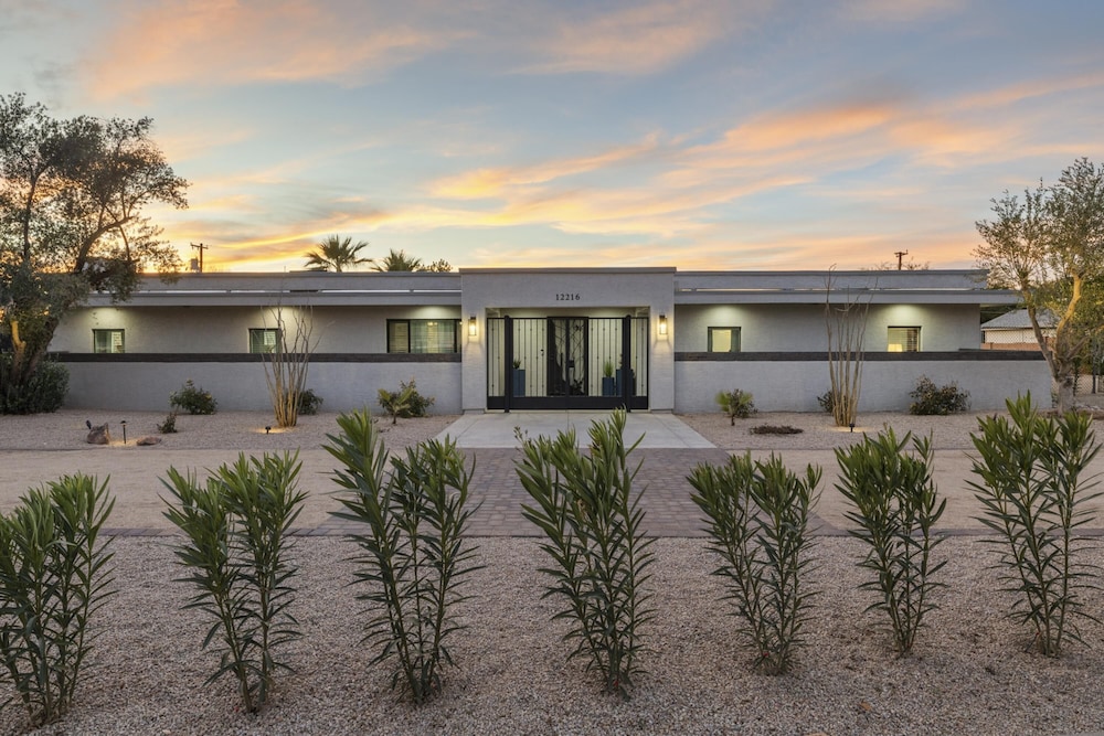 Desert Willow Pool Spa Firepit Putting Green view 2