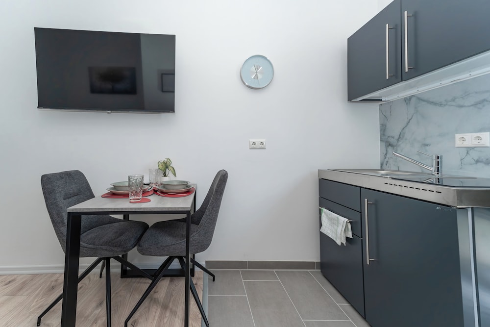 Lit Living-Luxury-Box Spring - Parking