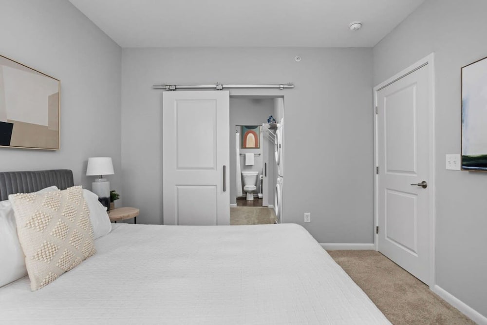 Cozysuites l Roomy 1BR Monument Circle Indy view 2
