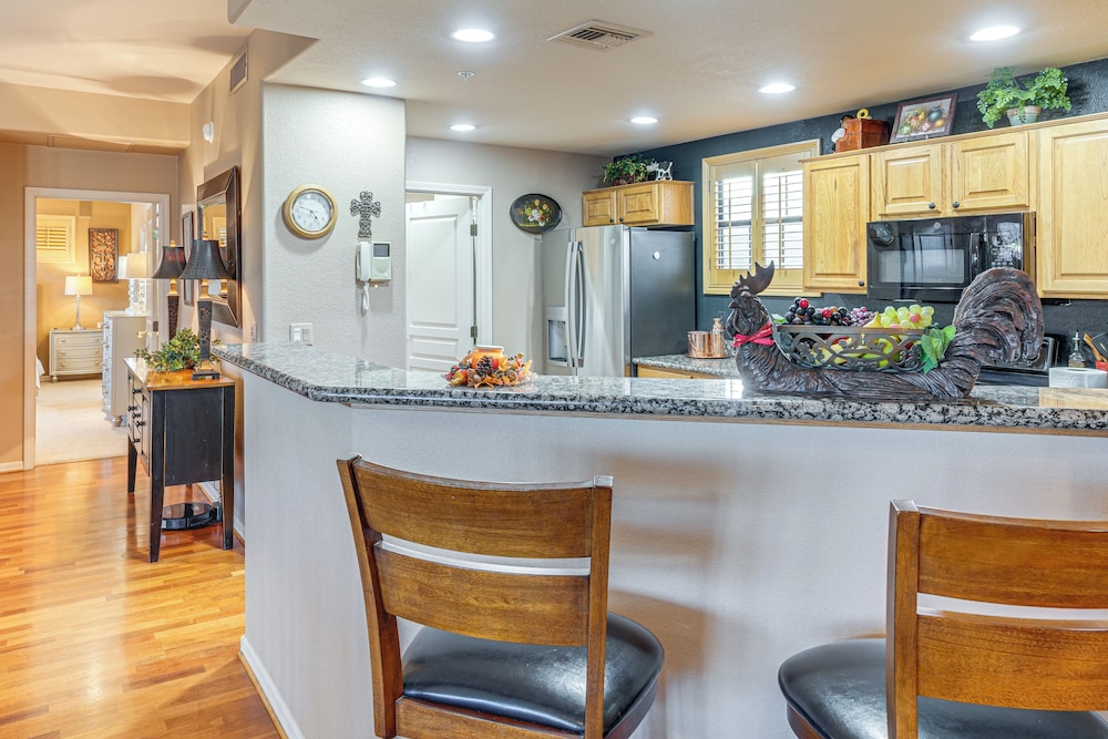 Stay, Work & Golf! Prescott Condo w/ WFH Setup