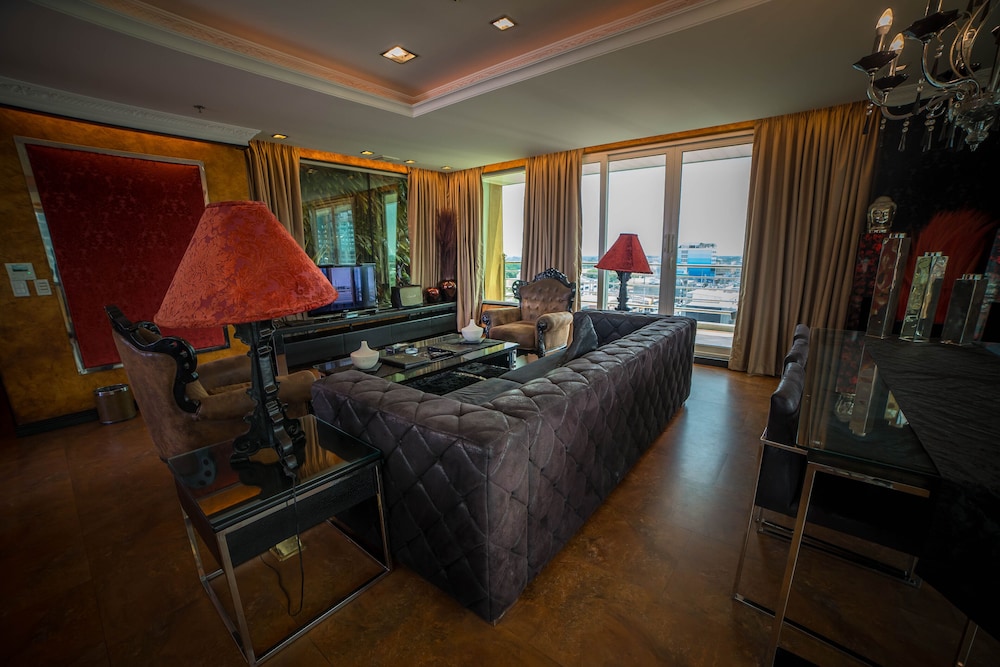 Fields Plaza Hotel