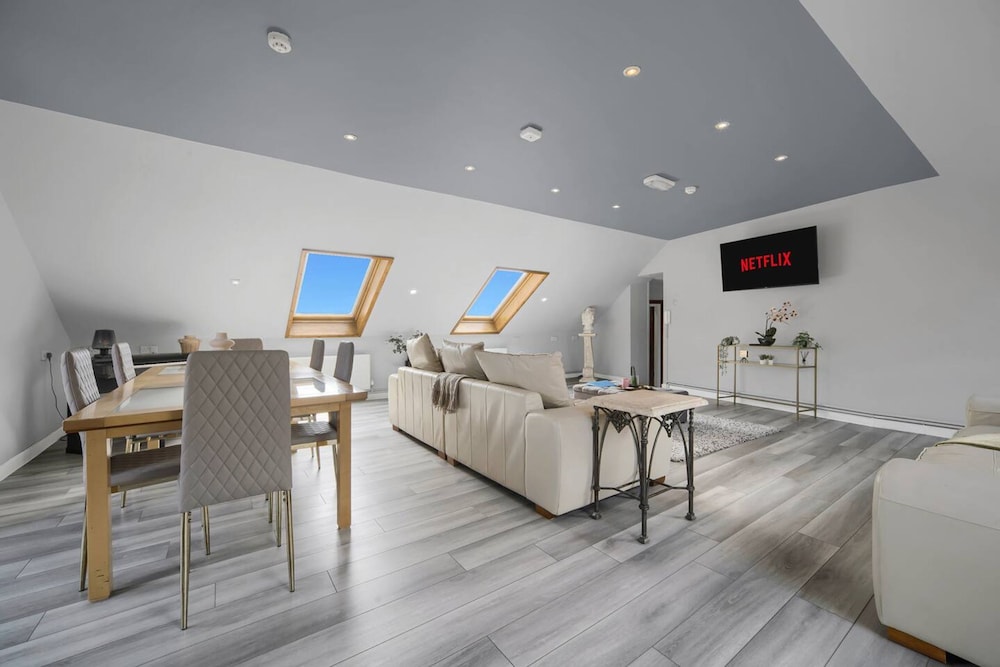 Luxury Penthouse Suite - Swansea Central - Beach