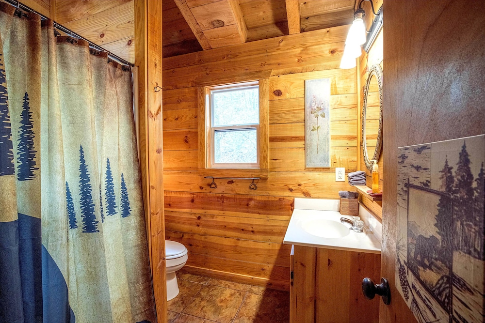 Bear Creek Lodge and Cabins in Helen Ga - Pet Friendly, River on Property, Walking Distance to downtown Helen