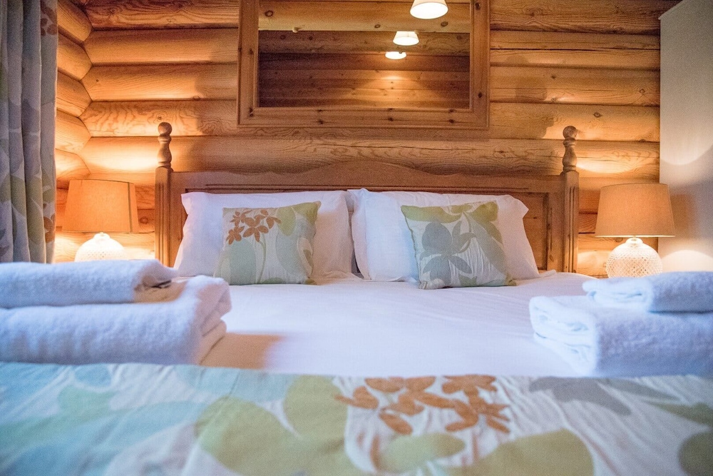 Willow Lodge With Hot Tub, Kingfishers view 4