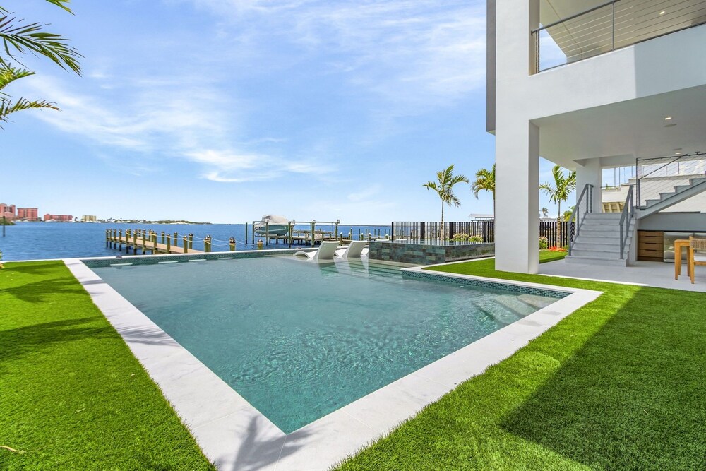 793 Shoreline Estate: 6bd/6br, Luxurious Pool Home On The Water! 6 Bedroom Home