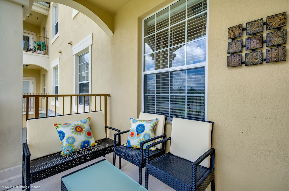 Santiago's Corner Ventura 3 Bedroom Condo by RedAwning