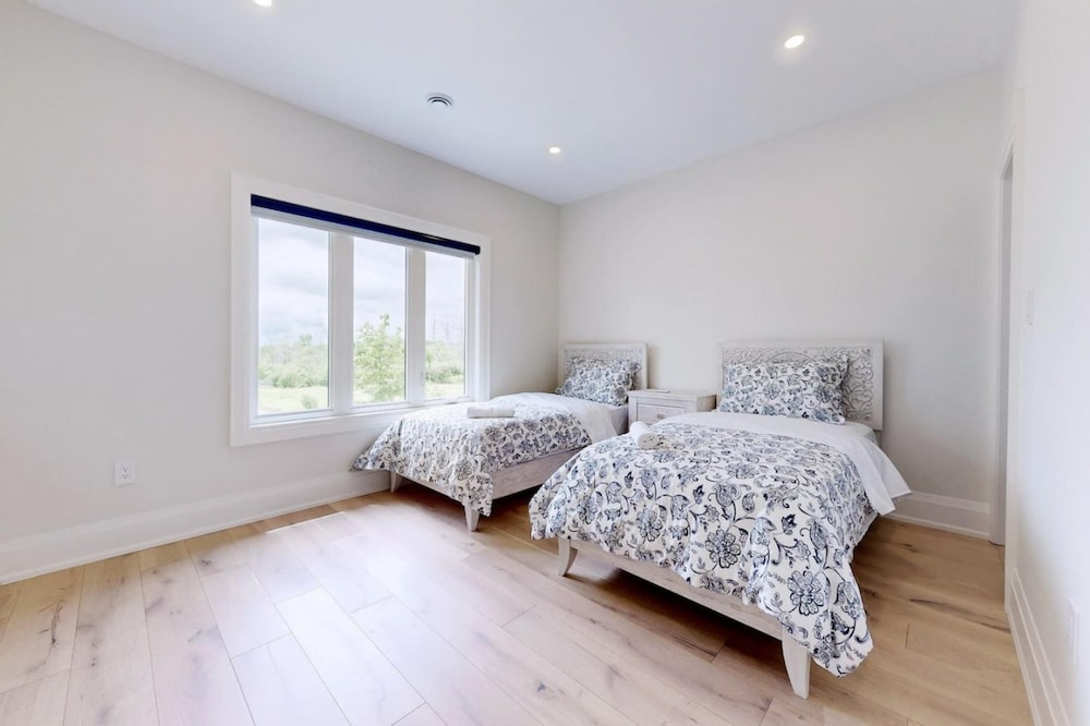 Lucky Mansion Luxury Villa in Fort Erie