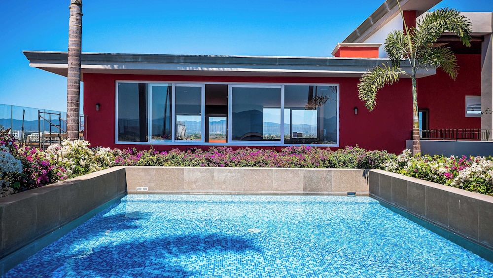 Equipped 3BR House - Pool - Gym - 5 min to Beach