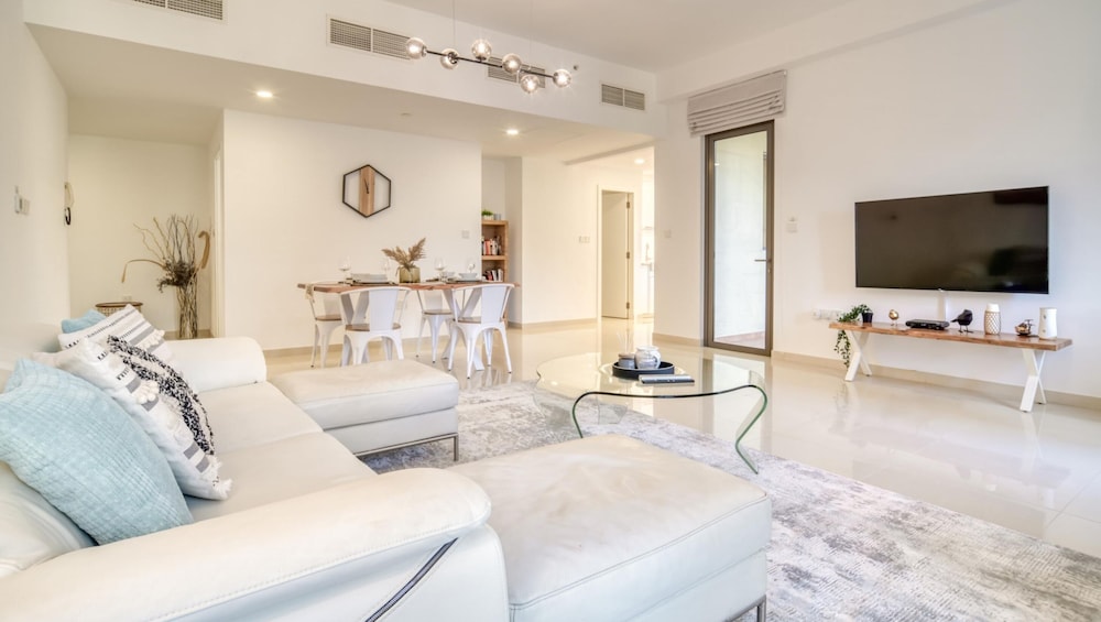 JBR Gem Spacious 1BR Apt With Balcony