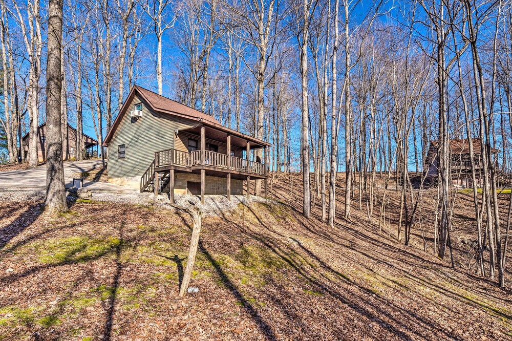 Quiet & Private Cabin ~ 5 Mi to Dale Hollow Lake!
