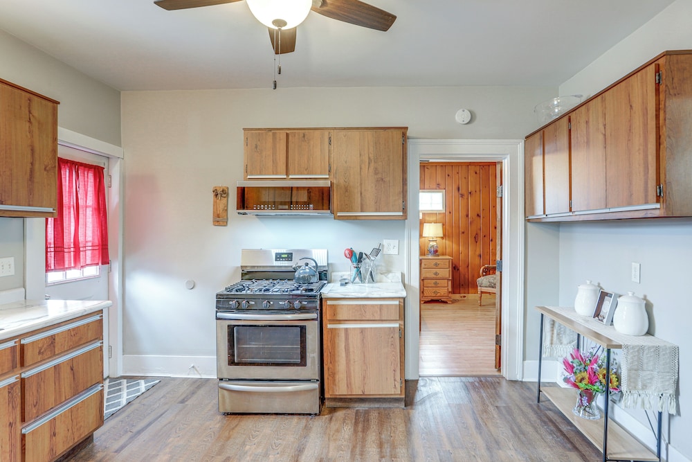 1 Mi to Water & Dtwn: Lake Erie Family Getaway