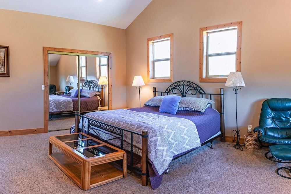 Sunset Chalet - 2600 Sq.ft. Multi-seasonal Retreat