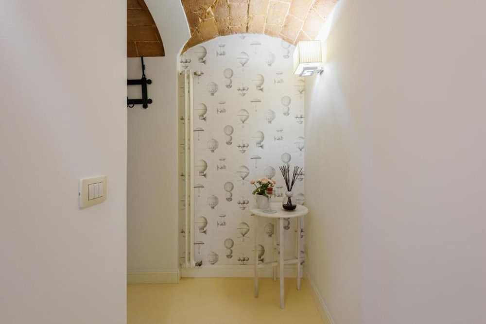 Cozy & Charming Florentine Hideaway