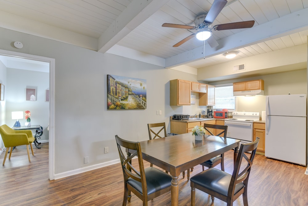 < 1 Mi to Pleasure Pier: Unit in Galveston!