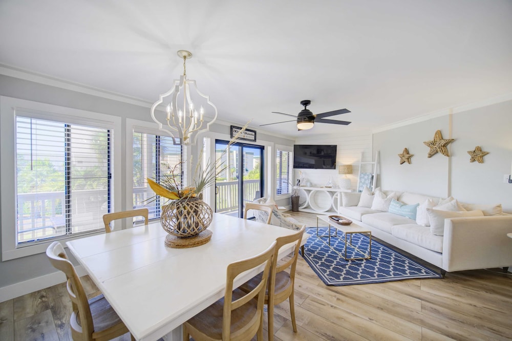 2 Condos, Steps to the Beach Pool+hot Tub, Balcony Lounge Triton & Sea Haven