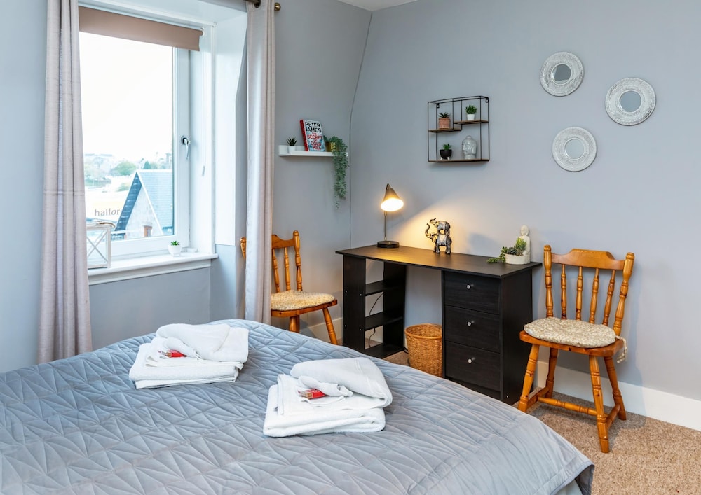 Modern Aberdeen City Apartment Free Parking view 2