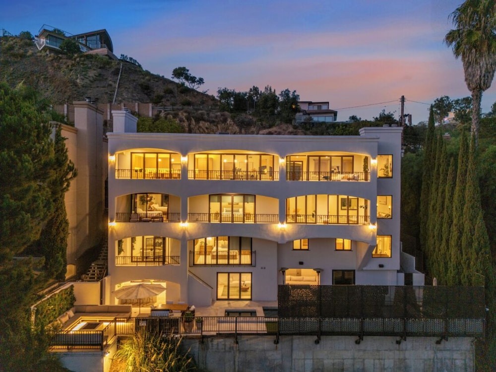 Villa Solea - Mulholland Retreat w/ Pool, Spa & Iconic LA Views