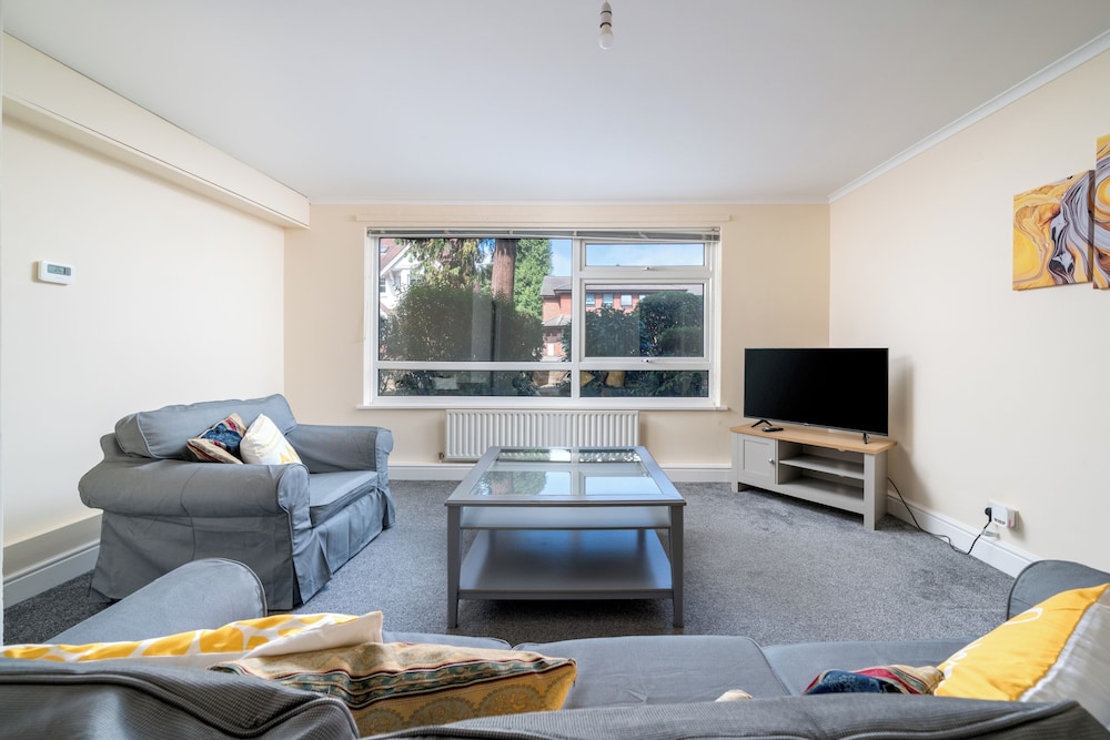Stylish 2-bedroom Near Redhill Station w/ Parking