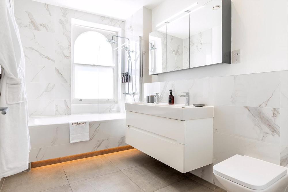 Light & Luxury Chelsea Apartment: Private Balcony!