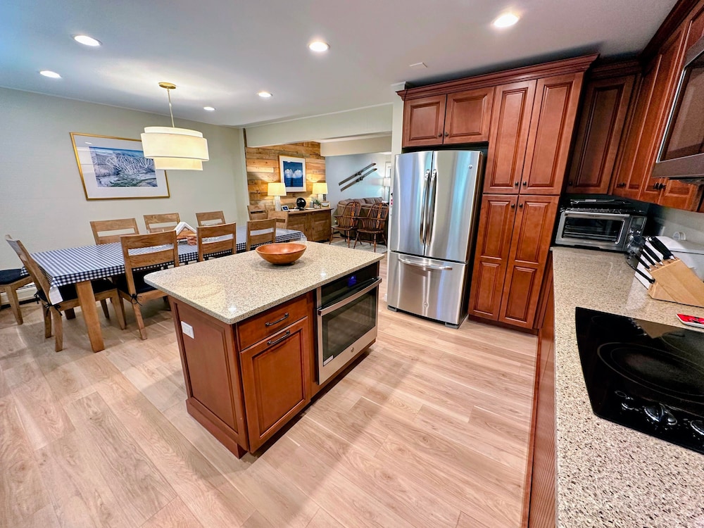 A1 Luxury Bretton Woods Ski-in Ski-out Townhome Next to Beginner ski Area Fast Wifi Keyless Entry view 4