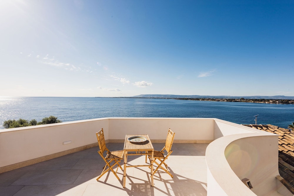 Villa Plemmiria by the Sea by Wonderful Italy