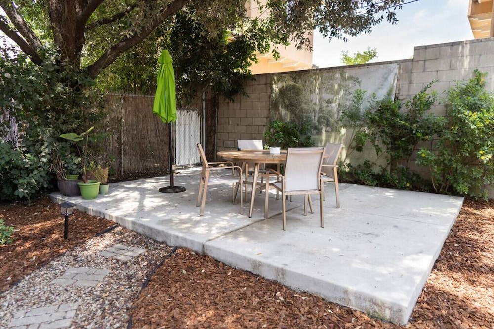 Updated 1BR House in Glendale With Private Fenced Yard p55