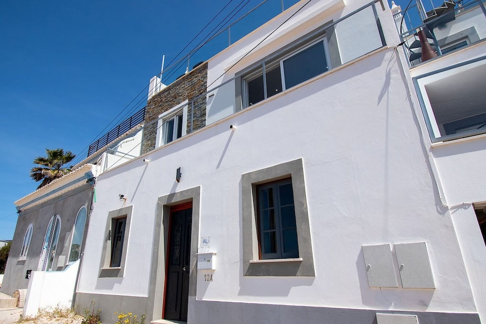 12a Travessa da Nau Modernised yet Traditional h