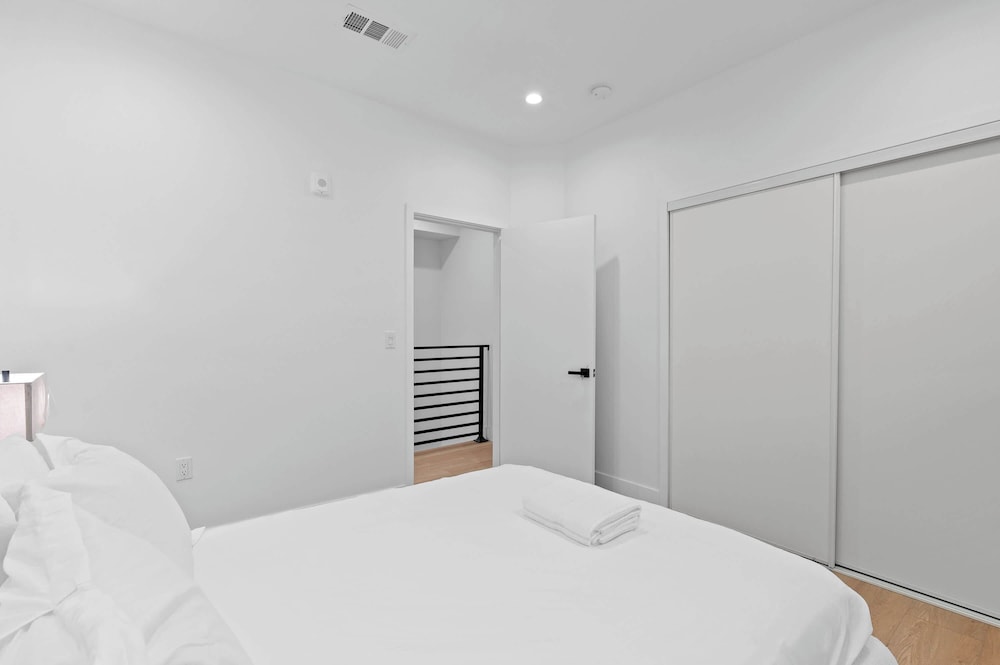 Not Affected by the Fire/modern Spacious Home With Parking & Fully Equipped Kitchen #3