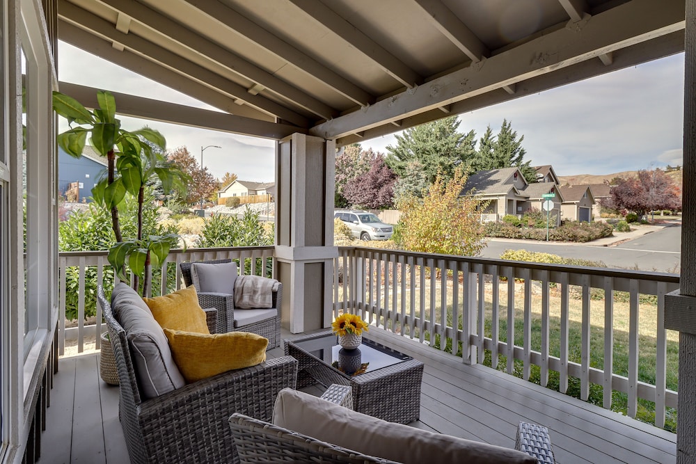 4 Mi to Downtown Reno: Family Retreat w/ Fireplace