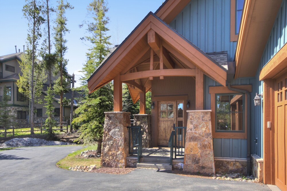Modern 3br Mountain - Winter Escape Mins To Slopes 3 Bedroom Townhouse by RedAwning