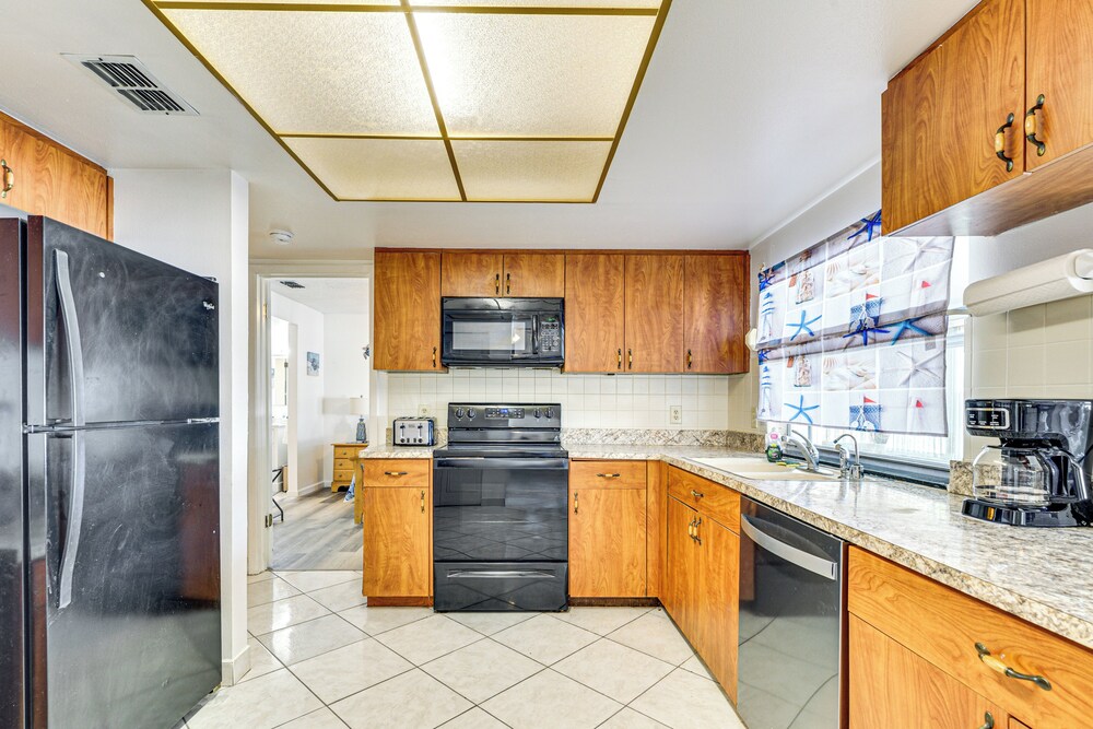 6 Mi to Hudson Beach: Port Richey Home w/ Patio!