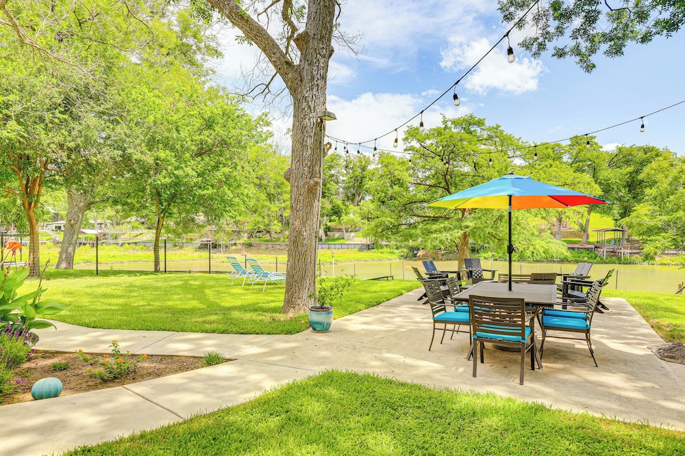 Mod on the Guad Home w/ Lake Mcqueeney Views!