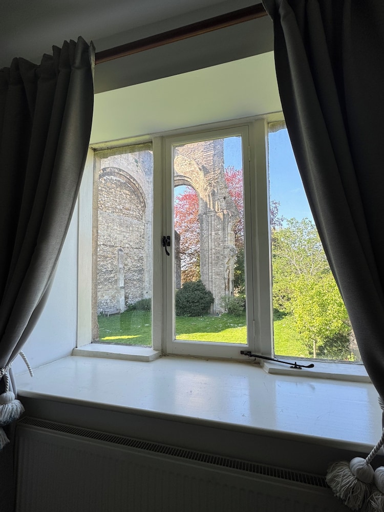 Cosy Cottage Over Malmesbury Abbey