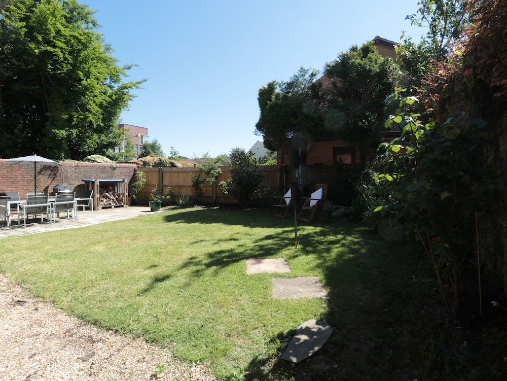1 Charlotte Close
