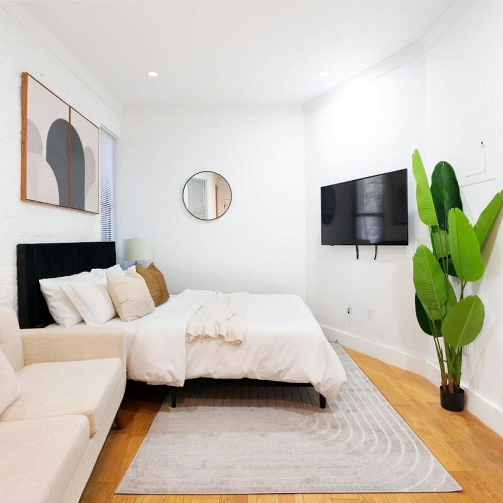 403-2e Newly Renovated Studio UES