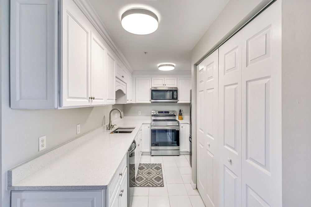 Sleek Naples Condo w/ Balcony: Snowbirds Welcome!