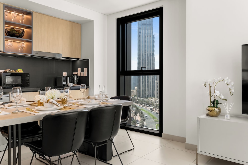 Delujo Stays – Burj Crown Collection