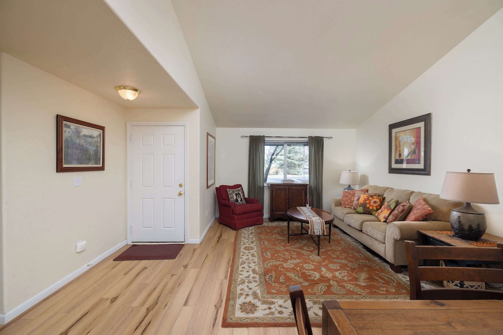 Rock Bluff Retreat - Home for 6!