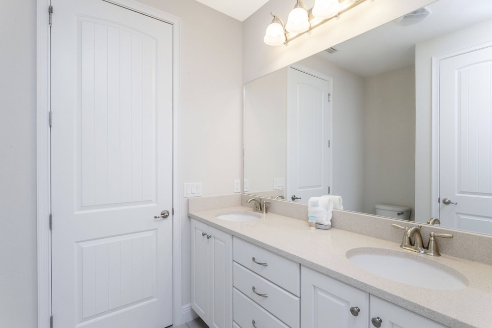 Gorgeous 8 Bedroom Single Home With Private Pool -ec7724 view 2