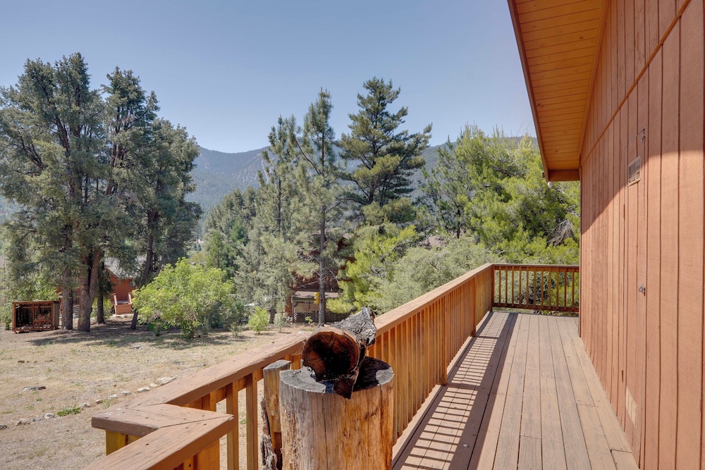 Mountain-view Haven w/ Deck in Pine Mountain Club